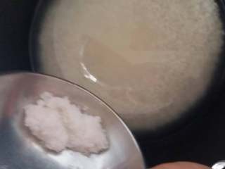 1、糯米彩团,糯米加糖滴点油防粘锅煮熟放凉待用