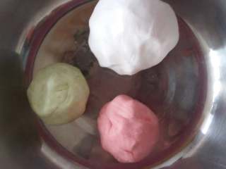 3、糯米彩团,取两小部分的糯米面各自加入青苹果粉和草莓粉柔匀