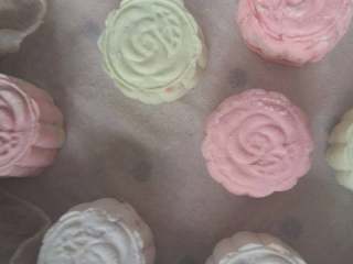 5、糯米彩团,所有的面团都包好之后放入模具印出自己喜欢的图案放入锅里隔水蒸，上蒸汽后二十分钟就可以出锅了