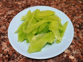 2、杏鲍菇炒鸡蛋,将莴笋去皮洗净切成薄片备用。