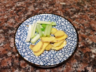 3、杏鲍菇炒鸡蛋,将洗净生姜切片、小葱头洗净切段备用。