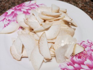 4、杏鲍菇炒鸡蛋,将杏鲍菇洗净切成薄片备用。