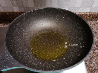 9、杏鲍菇炒鸡蛋,热锅再倒油烧至八成热。