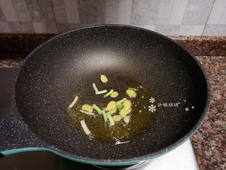 10、杏鲍菇炒鸡蛋,放入小葱头和生姜片翻炒出香味。