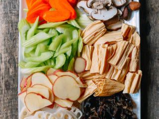 1、麻辣香锅,煮滚一锅水，放入准备好的蔬菜焯一下，土豆和胡萝卜时间稍长一点。焯好后立刻放进冰水里冷却，滤干后备用。