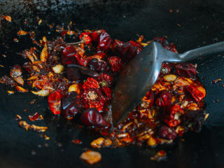 3、麻辣香锅,炒几分钟直到油变红。