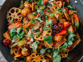 6、麻辣香锅,炒两分钟出锅，撒上香菜。