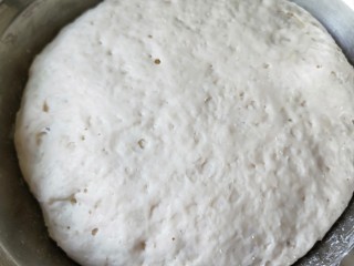 3、麻油芝麻驴肉火烧,发好的面团大两倍。