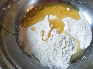 4、麻油芝麻驴肉火烧,在加入100克面粉，加入适量麻油，加入一勺火锅酱料，合成油面团。