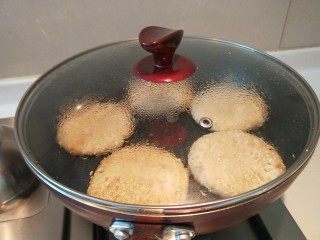 14、麻油芝麻驴肉火烧,盖上盖子熟的更快。