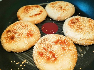 15、麻油芝麻驴肉火烧,煎制两面上色即可。