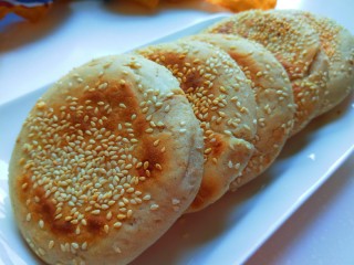 16、麻油芝麻驴肉火烧,出锅放入盘中。