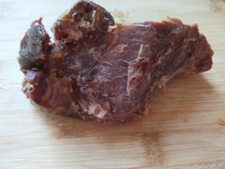 19、麻油芝麻驴肉火烧,打开取出一块。