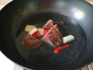 20、麻油芝麻驴肉火烧,放入锅中，加葱姜蒜，辣椒在回锅煮半小时。