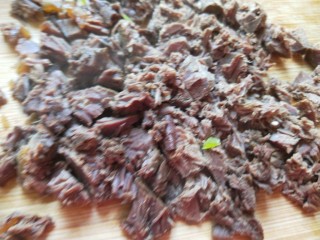 22、麻油芝麻驴肉火烧,切成碎碎的肉块。