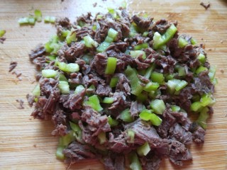 24、麻油芝麻驴肉火烧,尖椒一起切碎。