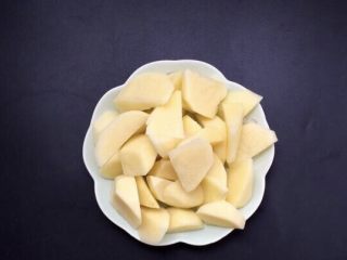 1、土豆焖鸡肉,土豆两个去皮切滚刀块，在清水里过下水控水备用