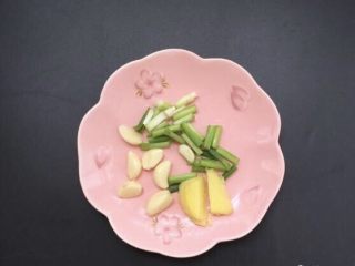 2、土豆焖鸡肉,准备葱姜蒜