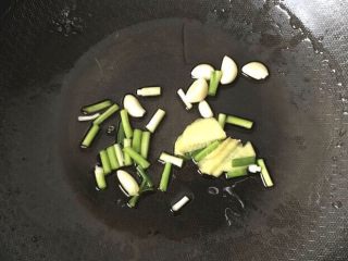 4、土豆焖鸡肉,锅中放油烧热葱姜蒜爆香