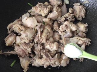 5、土豆焖鸡肉,鸡肉放进去翻炒之后加一小勺盐（盐的多少根据家人口味，鸡肉量多少添加）