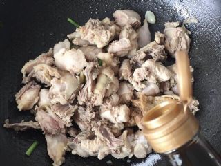 6、土豆焖鸡肉,生抽少许