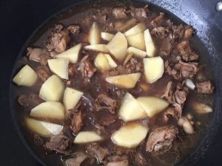 11、土豆焖鸡肉,30分钟之后加土豆继续焖20-30分钟（也可以使用压力锅焖）