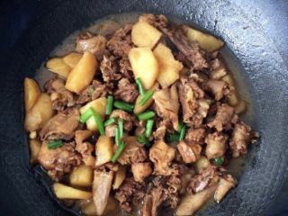 12、土豆焖鸡肉,焖至土豆软糯，鸡肉熟烂，汤汁即将收完即可（出锅前撒点黑胡椒粉味道也不错，按个人口味添加）撒点葱花即可开吃啦