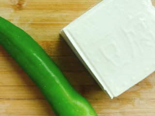 1、红油豆腐,准备好干辣椒、豆腐