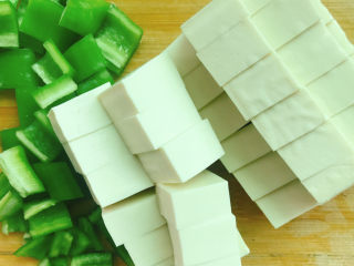 4、红油豆腐,豆腐切成小块