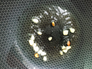 6、红油豆腐,放入蒜片炒香