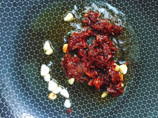 7、红油豆腐,放入豆瓣酱