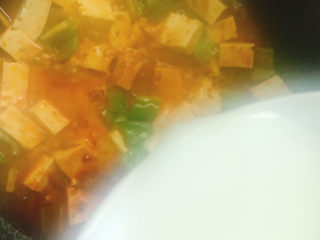 13、红油豆腐,倒入水淀粉