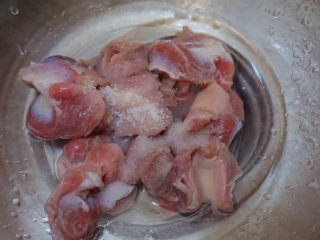 2、酸豆角炒鸡胗,用盐腌制半小时