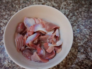 3、酸豆角炒鸡胗,洗干净后切成小块