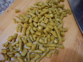 5、酸豆角炒鸡胗,将酸豆角切成小段