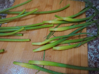 7、酸豆角炒鸡胗,将蒜苔的叶子去掉