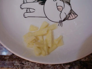 10、酸豆角炒鸡胗,准备好姜片