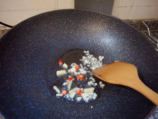 14、酸豆角炒鸡胗,热油下锅爆炒蒜泥姜片红辣椒