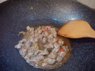 16、酸豆角炒鸡胗,加入1勺生抽焖3分钟