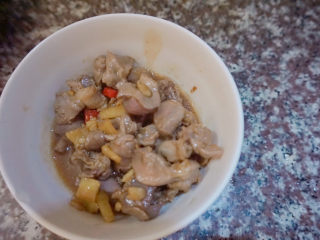 17、酸豆角炒鸡胗,后放进碗里等等待