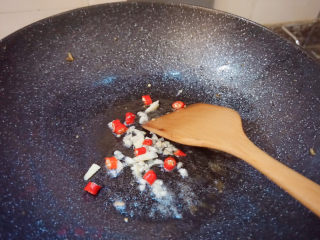 18、酸豆角炒鸡胗,同样热油下锅爆炒蒜泥红辣椒