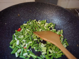 19、酸豆角炒鸡胗,先倒入蒜苔
