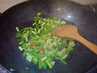 20、酸豆角炒鸡胗,大火翻炒3分钟