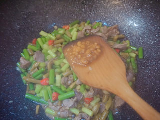 24、酸豆角炒鸡胗,加入1勺豆瓣酱