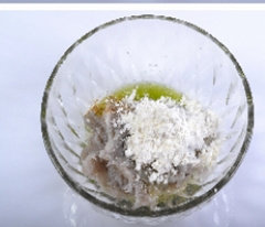 4、水煮虾滑,虾泥入碗，里面加入姜葱水、鸡蛋清、白胡椒粉、适量盐、干淀粉和1汤匙花生油。