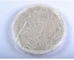 6、水煮虾滑,虾泥平铺在平盘中，盖上保鲜膜，入冰箱冰藏2小时以上。