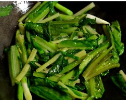 8、水煮虾滑,炒锅烧热后，放2汤匙菜油，油热后放入油麦菜、芹菜和青蒜苗，调适量盐炒断生置入大碗。