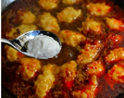 11、水煮虾滑,取出虾滑，用勺子挖成团放入锅中，直到全部浮起至熟。