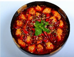 12、水煮虾滑,将虾滑和汤汁倒入装菜的大碗中，上面撒上干辣椒、青花椒、红花椒、白芝麻和剩下的大蒜末，烧3汤匙滚烫的菜油，淋上去。即成。