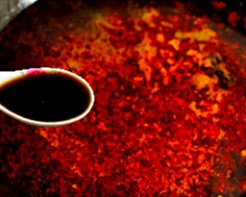 10、水煮虾滑,往锅里注入600ml清水（鲜汤更好），调入五香粉、酱油和白糖烧开后，小火熬5分钟。